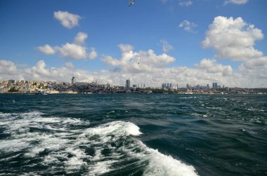 Beyaz bulutlar ve mavi gökyüzü ile güzel Istanbul manzarası. Gökyüzünde uçan martılar. Yolcu feribotu görüntülemek