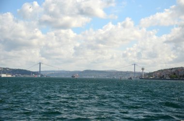 Boğaziçi köprü Avrupa ve Asya'ya bağlayan. Tekne görüntülemek