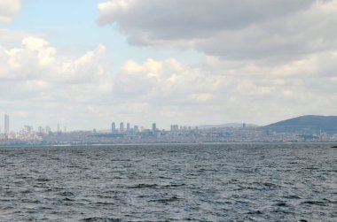 Beyaz bulutlar ve mavi gökyüzü ile güzel Istanbul manzarası. Prens Adaları görünümünden