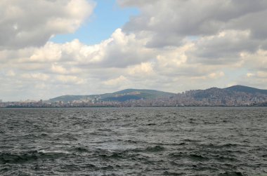 Beyaz bulutlar ve mavi gökyüzü ile güzel Istanbul manzarası. Prens Adaları görünümünden