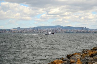 Beyaz bulutlar ve mavi gökyüzü ile güzel Istanbul manzarası. Marmara Denizi görüntüleyin. Prens Adaları (Buyukada)