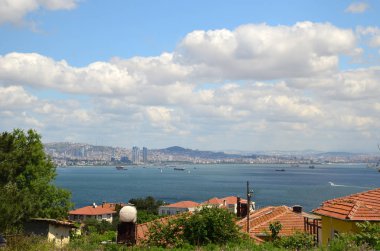 Marmara Denizi ve Istanbul Sahil Buyukada (Prens Adaları), Türkiye'nin en baştan görüntüleyin. Deniz Cityscape. Evlerinin önünde kırmızı çatılar