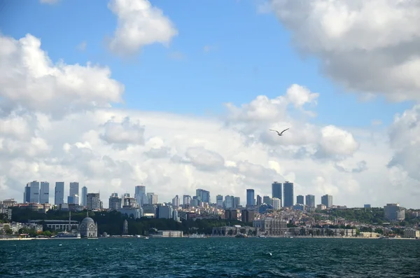 Nádherné Panorama Istanbulu Bílé Mraky Modrá Obloha Pohled Marmarské Moře — Stock fotografie
