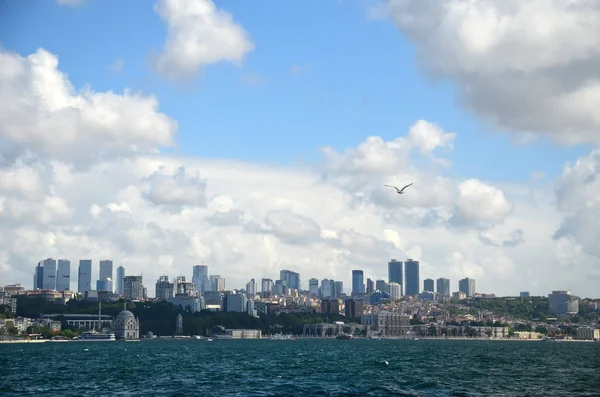 Beyaz bulutlar ve mavi gökyüzü ile güzel Istanbul manzarası. Marmara Denizi görüntülemek