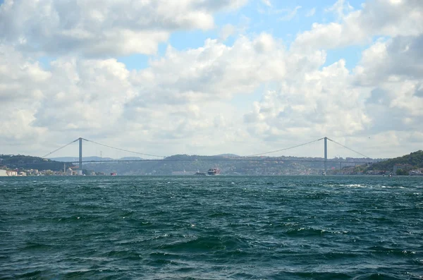 Avrupa ve Asya bağlanma ünlü Boğaziçi Köprüsü. Tekne görüntülemek