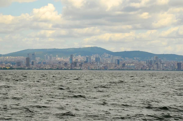 Beyaz bulutlar ve mavi gökyüzü ile güzel Istanbul manzarası. Prens Adaları görünümünden