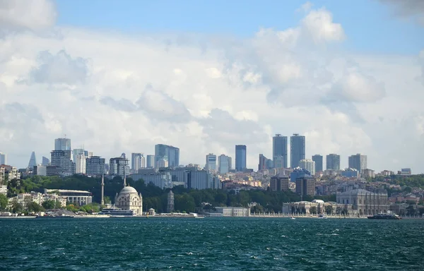 Belle Ligne Horizon Istanbul Avec Des Nuages Blancs Ciel Bleu Photos De Stock Libres De Droits