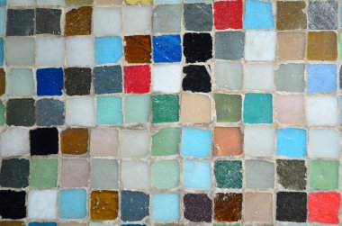 Arka plan eski renkli mozaik duvar kopya alanı zemin için. Kareler farklı renk - yeşil, mavi, turuncu, kırmızı, beyaz, siyah, gri