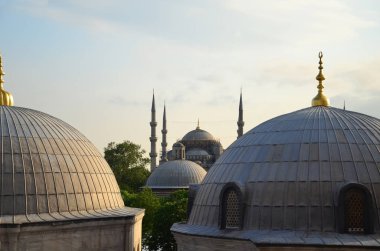 Aya Sofya Mosque penceresinden görüntüleyin. Cami ve Sultanahmet Camii (Sultanahmet Camii kubbeleri)