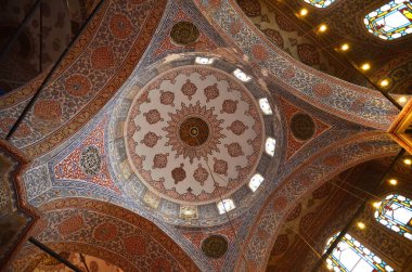 Istanbul, Türkiye-Mayıs, 10 2018: girift bir şekilde dekore edilmiş iç Sultanahmet Camii, Istanbul, Türkiye.
