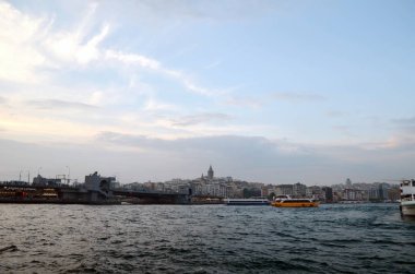 Istanbul, Türkiye - 10 Mayıs 2018: Görünümü Galata bölgesine, Galata Köprüsü Bay Golden Horn arasında.