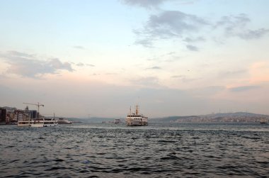 Haliç suyolu feribot float. Boğaz nehir. Istanbul. Türkiye. Dusk. 