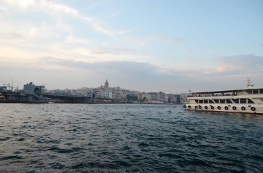 Türkiye - Haliç bay Istanbul içi üzerinde Galata (Karaköy) çeyreğinde bahar görünümünü seyahat