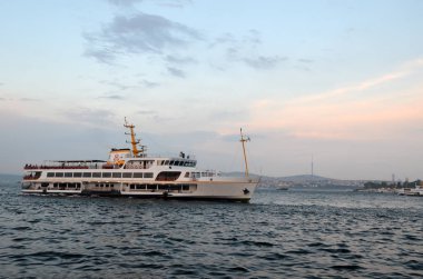 Istanbul Feribot yelken boğaz üzerinde. Görünümü Galata Köprüsü'nden. Baykuş-ışık