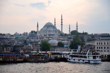 Istanbul, Türkiye - 10 Mayıs 2018: Tekne istasyonu Istanbul'da Haliç boğaz kanal, Rüstem Paşa Cami Cami arka plan, Eminönü İlçesi. Dusk