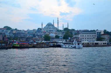 Istanbul, Türkiye - 10 Mayıs 2018: Tekne istasyonu Istanbul'da Haliç boğaz kanal, Rüstem Paşa Cami Cami arka plan, Eminönü İlçesi. Dusk