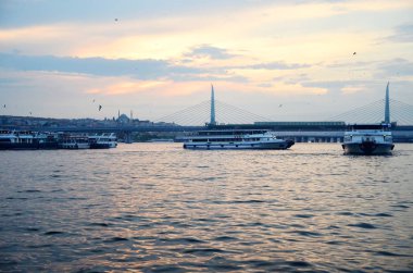 Haliç Metro Köprüsü Haliç, Istanbul Galata Köprüsü'nden görüntüleyin. Dusk