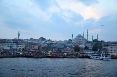 Istanbul, Türkiye - 10 Mayıs 2018: Tekne istasyonu Istanbul'da Haliç boğaz kanal, Rüstem Paşa Cami Cami arka plan, Eminönü İlçesi. Dusk