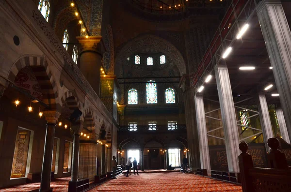伊斯坦布尔 土耳其 2018 美丽的平凡内部的蓝色清真寺伊斯坦布尔 苏丹艾哈迈德清真寺装饰 — 图库照片