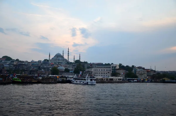 Istanbul, Türkiye - 10 Mayıs 2018: Tekne istasyonu Istanbul'da Haliç boğaz kanal, Rüstem Paşa Cami Cami arka plan, Eminönü İlçesi. Dusk