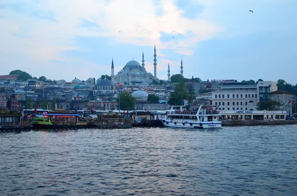 Istambul Turquia Maio 2018 Estação Barco Istambul Canal Golden Horn — Fotografia de Stock