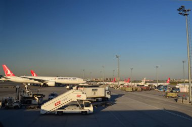 Istanbul, Türkiye - 13 Mar 2018: Istanbul Atatürk Havalimanı, dünyanın 17 en işlek Havaalanı içinde park edilmiş Türk Hava Yolları uçak.