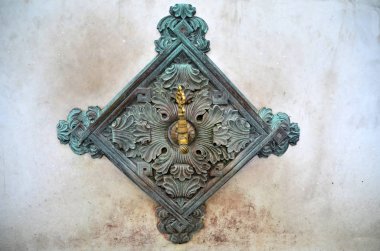Istanbul, Türkiye pirinç Çeşme ağızlı havzaları Almanca Çeşme kenarında üzerinde var. Alman Çeşmesi Alman İmparatoru Wilhelm II ikinci yıldönümünde anmak için rised.