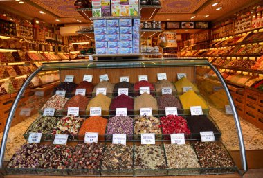 Istanbul, Türkiye - 13 Mar 2018: Shopwindow Türk pazarında birçok baharat çeşitli