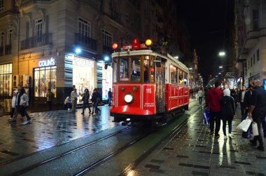 Istanbul, Türkiye - 13 Mar 2018: Retro gece Istiklal Caddesi'nde tramvay. Taksim tarihi bölge. Ünlü turistik çizgi. Kırmızı tramvay Taksim-tünel nostaljik tramvay iki miras temel vardır