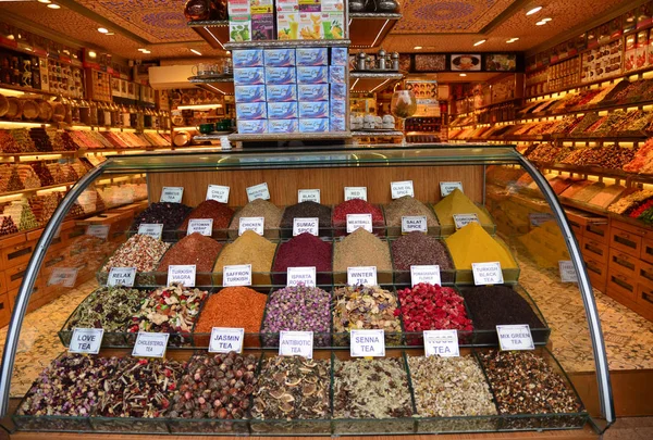 Istanbul, Türkiye - 13 Mar 2018: Shopwindow Türk pazarında birçok baharat çeşitli