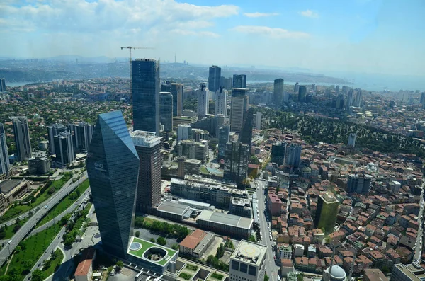Istanbul, Türkiye - 13 Mayıs 2018: Levent istanbul bölgesinde. Gökdelenler, alışveriş merkezi ve konut Levent, en mali Istanbul ilçeleri nüfus.