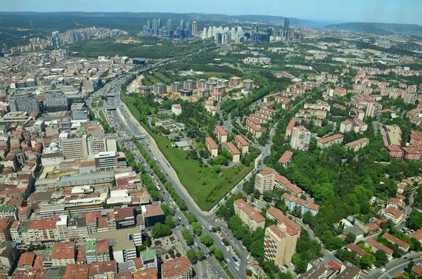 Valens Su kemeri gecede, Istanbul, Türkiye. Su kemeri 368 içinde Roman Emperor Valens tarafından tamamlandı. Bugün, onun köprünün altında meşgul Atatürk Bulvarı yol açar.