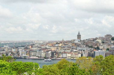 Istanbul'da Galata bölgesi üzerinde üzerinden görüntülemek Topkapı Sarayı. ortada tarihi binalarla çevrili ünlü bir kule var. Türkiye