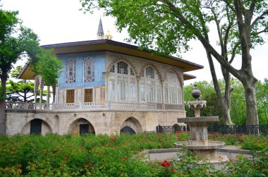 Istanbul, Türkiye - 11 Mayıs 2018: Topkapı Sarayı, Sultan Bahçe Bağdat Pavilion yakınındaki çeşme. Topkapı Sarayı Türkiye'de popüler turistik 's.