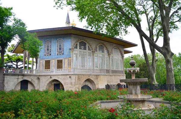 Istanbul Turquie Mai 2018 Palais Topkapi Fontaine Dans Jardin Sultan Images De Stock Libres De Droits