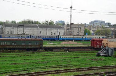 Emtia Tren İstasyonu. Bir yük arabası ve tren. Ulaşım