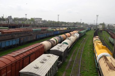 Emtia Tren İstasyonu. Yukarıdan bir yük vagonları. Ulaşım ve Sanayi kavramı