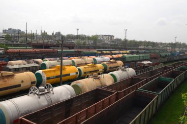 Emtia Tren İstasyonu. Yukarıdan bir yük vagonları. Ulaşım ve Sanayi kavramı