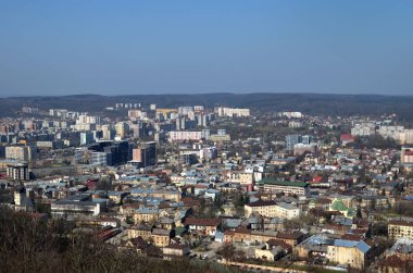 Lviv, Ukrayna Cityscape. Üstten görünüm Lysa (aslan) Hill. Bahar panorama