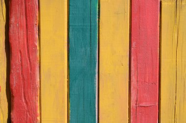 parlak sarı, kırmızı, mavi boya ile eski yatay plakalar dikey resmi.