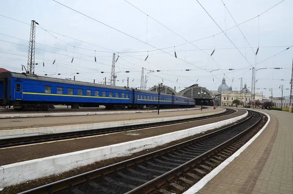 位于乌克兰利沃夫的中央火车站室外 站台上的旅客速度列车 — 图库照片