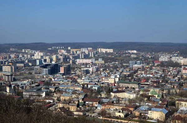 Lviv, Ukrayna Cityscape. Üstten görünüm Lysa (aslan) Hill. Bahar panorama