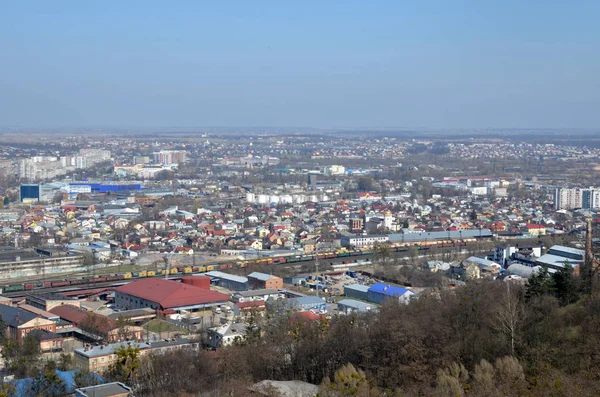 Lviv, Ukrayna Cityscape. Üstten görünüm Lysa (aslan) Hill. Bahar panorama