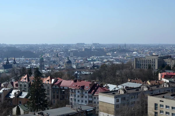 乌克兰利沃夫的城市景观 从利萨山的顶部景色 春天全景到城市的历史部分 — 图库照片