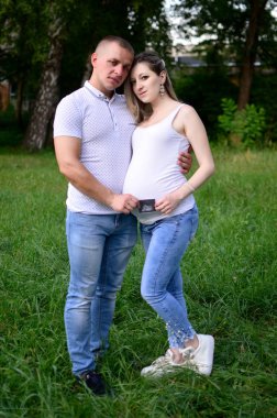 Erkek ve kadın üzerinde tarama tarama bir hamile kadının göbek ellerinde tutuyor. Mutlu bir aile. Açık fotoğraf