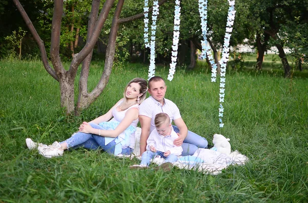 Familie Fericită Împreună Grădina Vară Parc Toţi Stau Într Covor — Fotografie, imagine de stoc