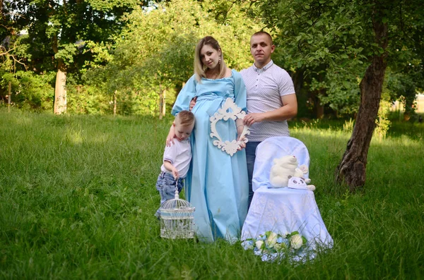 Familia Feliz Juntos Jardín Parque Verano Los Padres Con Hijo — Foto de Stock