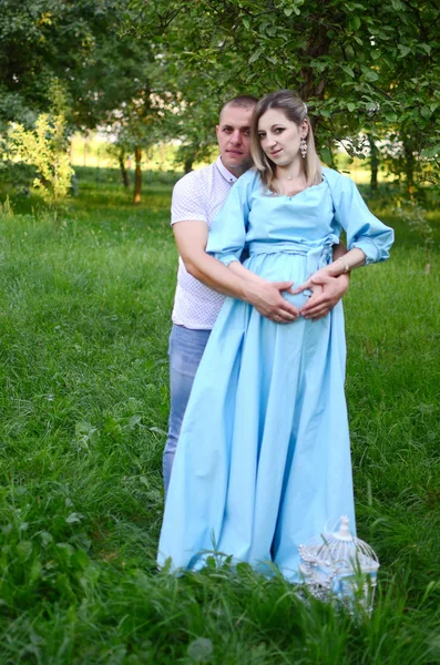 Familia Feliz Juntos Jardín Parque Verano Pareja Esperando Bebé Marido — Foto de Stock