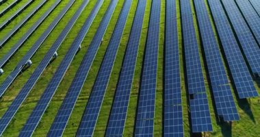 Hava görünümünde güneş panelleri