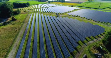 Hava görünümünde güneş panelleri